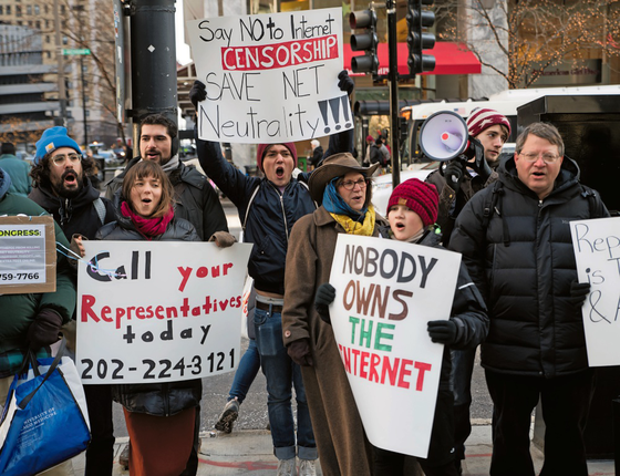 Protesto pela Neutralidade de rede em Chicago.Seus defensores diszem que ela favorece a economia (Foto:   Patrick Gorski/NurPhoto/AFP)