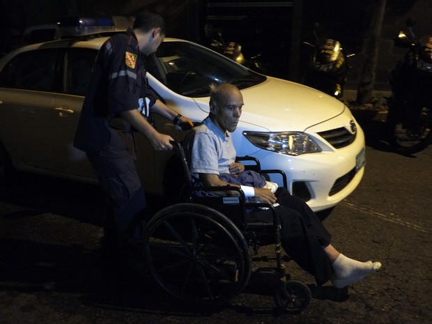 Idoso é atendido por paramédicos após ser retirado de incêndio em asilo que deixou mortos em Caracas, na Venezuela, neste domingo (23)  (Foto: Juan Barreto / AFP)