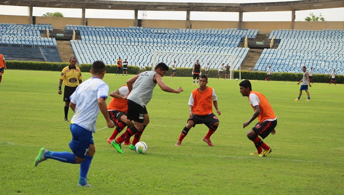 jogo-treino Flamengo-PI x Maracanaú (Foto: Abdias Bideh/GloboEsporte.com)