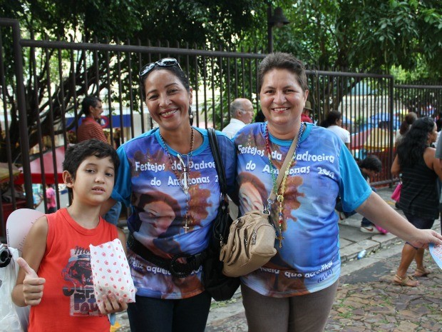 Dona de casa Eli Costa (última à direita) é devota de Nossa Senhora e levou amigos para a procissãoc (Foto: Camila Henriques/G1)