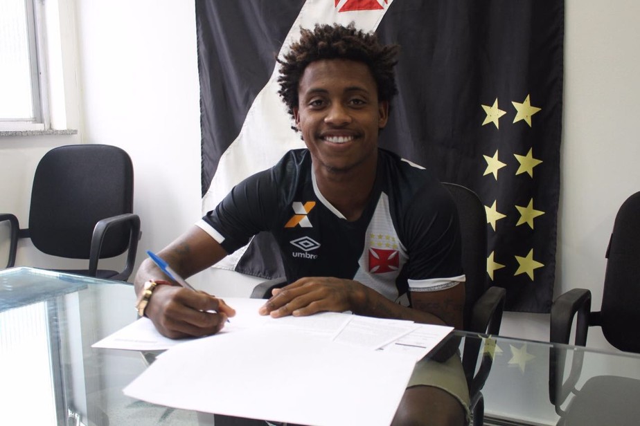 Artilheiro do sub-20, Paulo Vitor assina primeiro contrato profissional