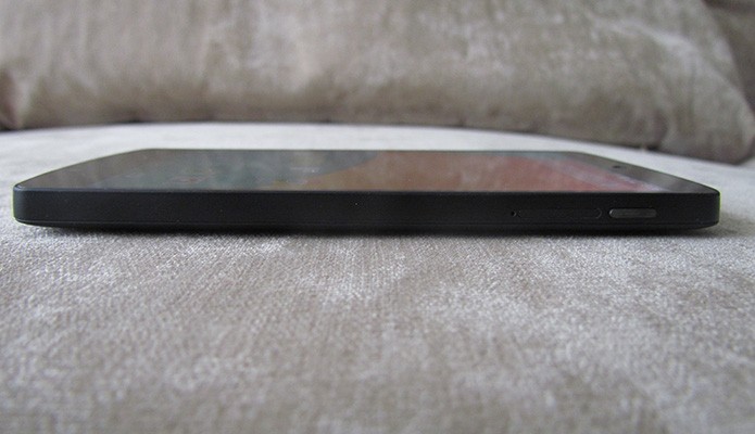 Nexus 5 coloca tela grande em corpo fino e leve (Foto: Reprodução/Paulo Alves)