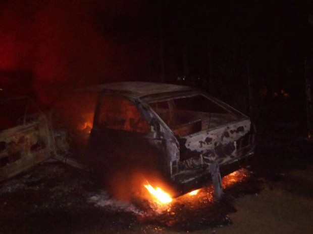 Carro do candidato foi queimado durante tentativa de homicídio (Foto: Polícia Civil/Divulgação)