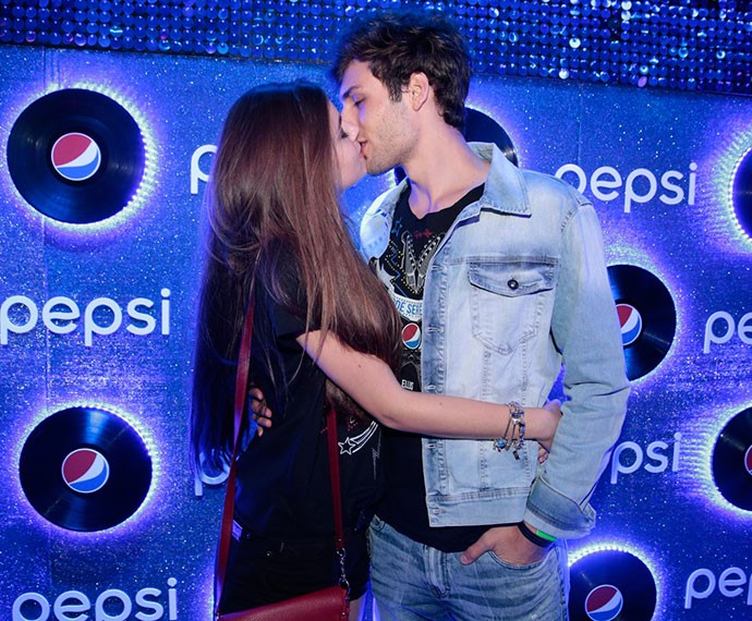 Camila e Lucas se beijam apaixonados (Foto: Felipe Panfili e Marcello Sá Barretto / AgNews)