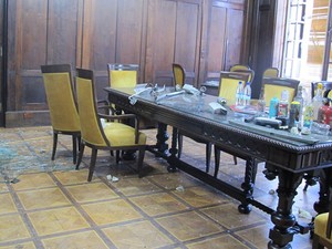 Mesas e cadeiras da Alerj foram quebradas durante o ato  (Foto: Alba Valéria Mendonça/G1)