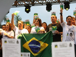 O protesto contou com a participação do Deputado Federal Anthony Garotinho e da prefeita de Campos Rosinha Garotinho (Foto: Divulgação)