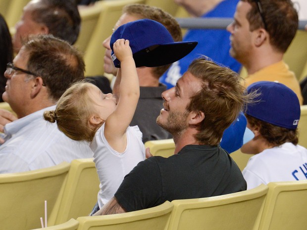David Beckham com a filha, Harper, em partida de beisebol em Los Angeles, nos Estados Unidos (Foto: Noel Vasquez/ Getty Images)