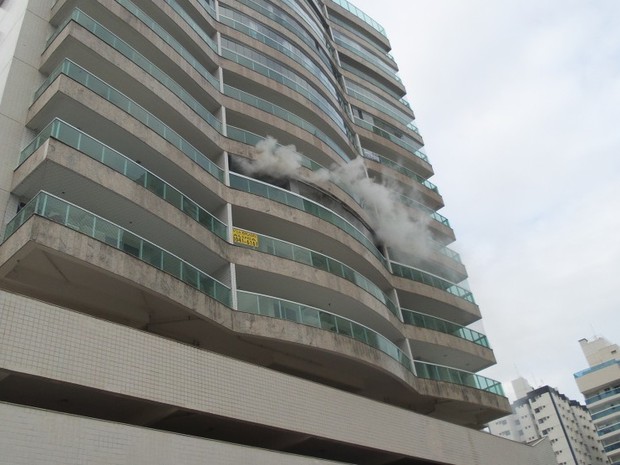 Fogo atingiu terceiro andar do prédio (Foto: Wing Costa/ Jornal A Gazeta)