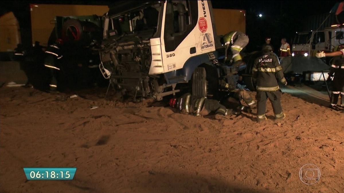 Acidente Na Via Dutra Deixa Um Morto E Interdita Rodovia Em Guarulhos São Paulo G1