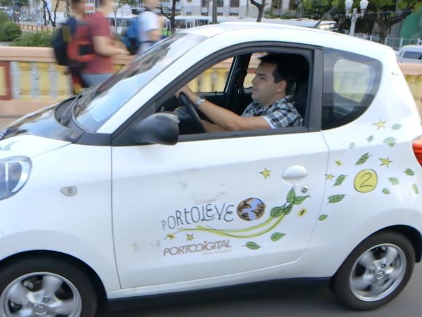 Para poder usar o carro elétrico, é preciso liberar o veículo estacionado em uma das três estações de teste através de um aplicativo (Foto: Globo)