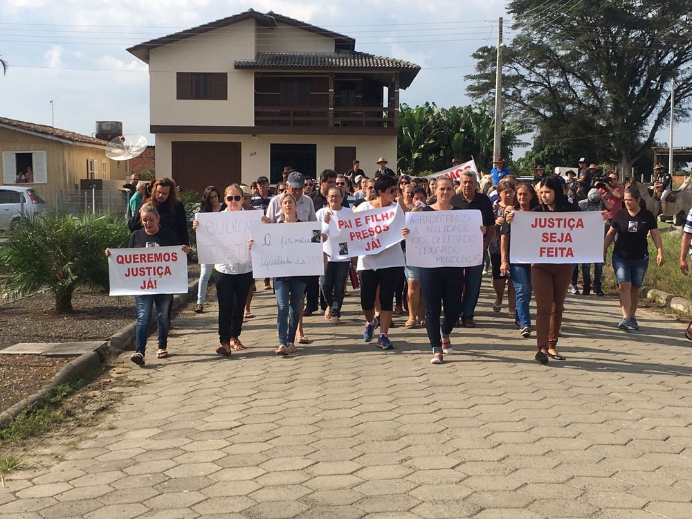 Familiares de Valcionir fizeram protesto em Forquilhinha (Foto: Janine Limas/RBS TV)