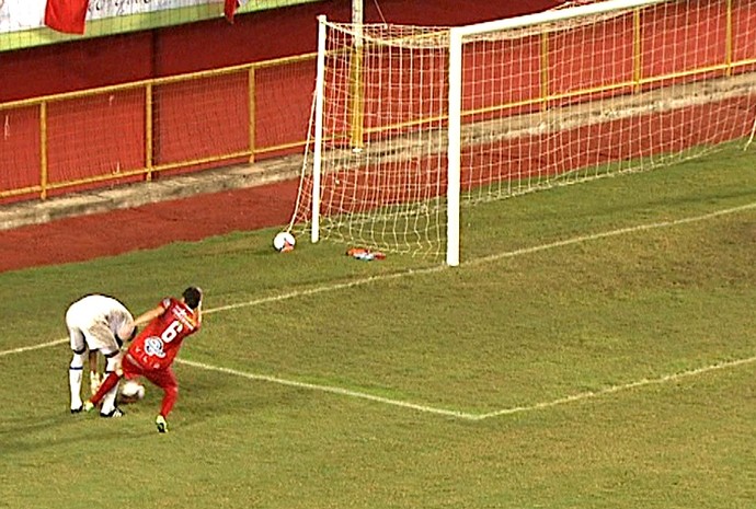 Goleiro faz lambança em final no AC, cede empate e vê rival levar taça (Foto: Reprodução/ Tv Acre)