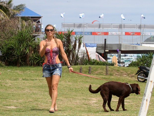 Christine Fernandes passeia com o cachorro (Foto: Wallace Barbosa / Agnews)