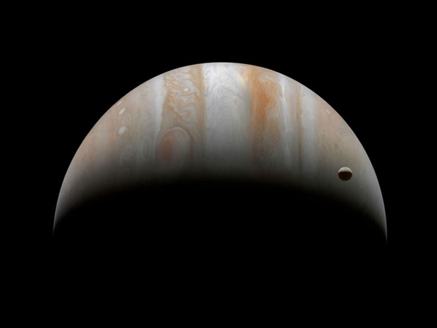 O tamanho de Júpiter, o maior planeta do Sistema Solar, faz com que sua maior lua, Ganímedes, pareça ser muito pequena. Mas ela é o nono maior corpo celeste do Sistema Solar e é maior que o planeta Mercúrio (Foto: ESA/Rosetta/Caltech/Michael Benson/Kinetikon Pictures)
