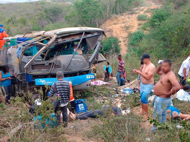 Acidente com ônibus deixa mortos na BR-116, no sudoeste na Bahia