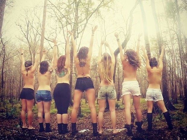 Garotas enviaram foto fazendo topless na Flórida (Foto: Reprodução/Facebook/The Topless Tour)
