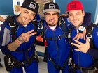 Rodrigo Andrade, Caio Castro e Felipe Tito saltam de pára-quedas