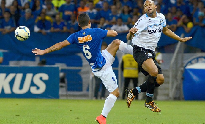 Egidio e Fellipe Bastos, Cruzeiro e Grêmio (Foto: Getty Images)
