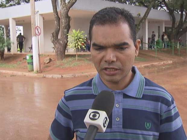 Marcos Aurélio Mattos pediu justiça durante o enterro da mulher, encontrada morta em carro no Parque da Cidade, em Brasília (Foto: TV Globo/Reprodução)