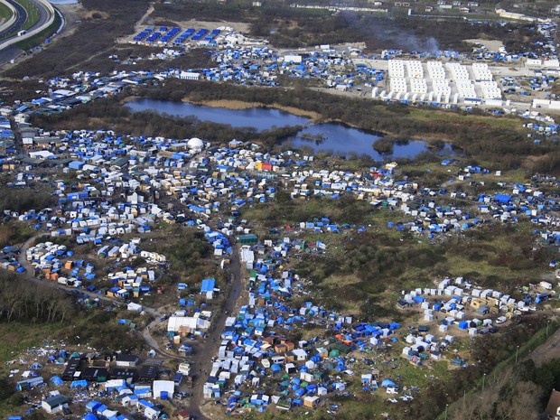Vista aérea de acampamento ocupado por centenas de imigrantes, local que ficou conhecido como 'Selva' em Calais, no norte da França. Contêineres foram colocados no local para abrigar centenas de famílias que seguem chegando sem local para ficar (Foto: Pascal Rossignol/Reuters)