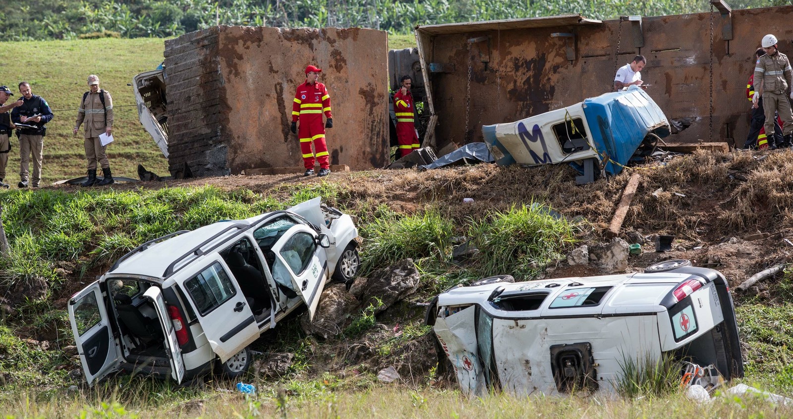 Acidente envolvendo duas ambulâncias, uma carreta e um ônibus deixa 21 mortos e vários feridos no km 343 da BR-101, em Guarapari (Foto: Jefferson Rocio/ Futura Press/ Estadão Conteúdo)