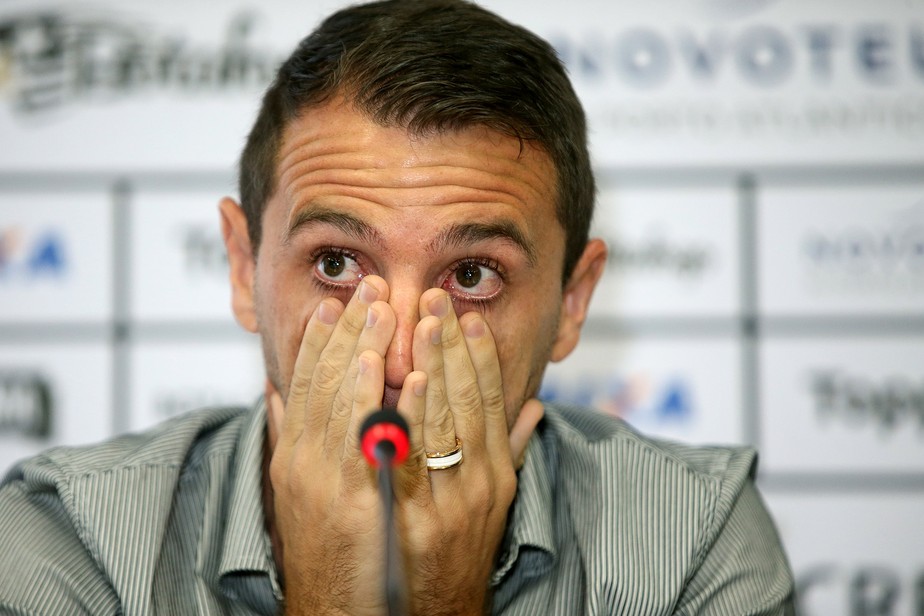 Em lágrimas, Montillo confirma adeus ao futebol: 