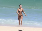Thaila Ayala exibe corpão em praia do Rio