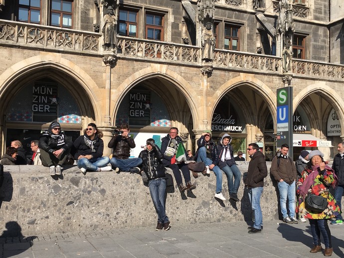Torcedores do Juventus aproveitam o sol na Marienplatz antes do jogo contra o Bayern de Munique (Foto: Claudia Garcia/GloboEsporte.com)