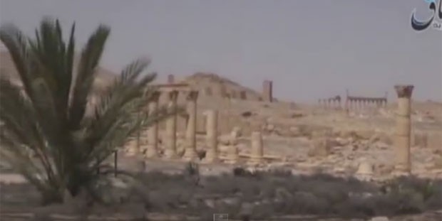 O grupo extremista Estado Islâmico publicou imagens na internet que disse terem sido tiradas na cidade síria de Palmira, e aparentemente mostram as antigas ruínas sem danos desde que o grupo tomou a região das forças do governo (Foto: Reprodução/YouTube/Shazzy Mazzy SAAA3)