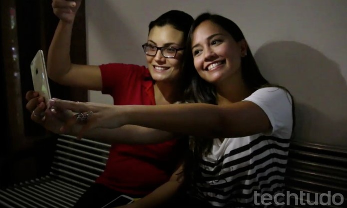 A lanterna do iPhone pode melhorar selfies em lugares pouco iluminados (Foto: Lucas Mendes/TechTudo) A lanterna do iPhone pode melhorar selfies em lugares pouco iluminados (Foto: Lucas Mendes/TechTudo)