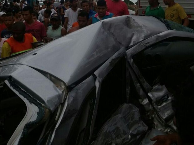 Veículo de passeio ficou completamente destruído após acidente na BR-316 (Foto: Alexsandro Sousa)