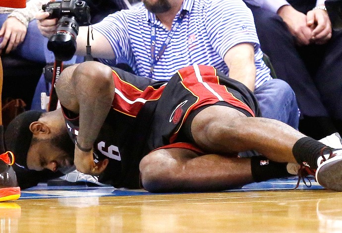 LeBron James com o nariz ferido no jogo do Miami Heat NBA (Foto: Ap)