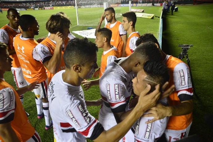 Cueva é celebrado por companheiros após fazer gol do São Paulo contra São Bento (Foto: Marcos Ribolli)