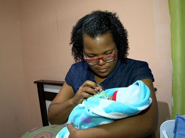 Após o nascimento do bebê, mãe diz que acredita em milagres (Foto: Reprodução/ TV Gazeta) Após o nascimento do bebê, mãe diz que acredita em milagres (Foto: Reprodução/ TV Gazeta)
