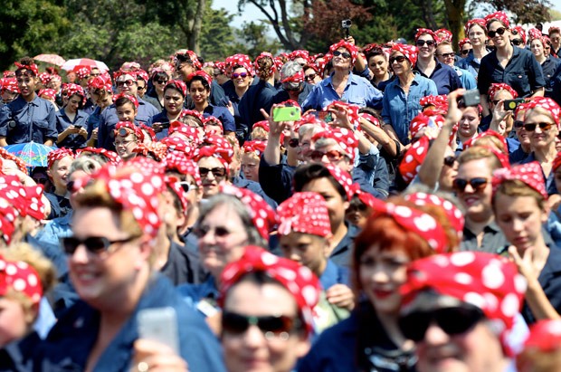 Por recorde, centenas se fantasiam de 'Rosie, a rebitadeira' nos EUA (Foto: Anda Chu/The Contra Costa Times/AP) Por recorde, centenas se fantasiam de 'Rosie, a rebitadeira' nos EUA (Foto: Anda Chu/The Contra Costa Times/AP)