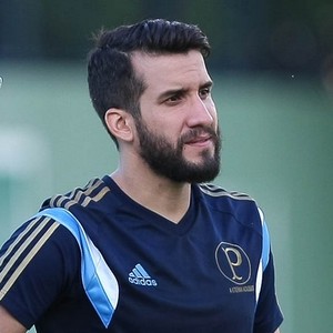 De volta aos treinos, Victorino faz gol em rachão e fica perto de estrear