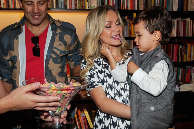 Eliana leva filho em lançamento de livro em SP (Foto: Manuela Scarpa e Marcos Ribas/Photo Rio News)