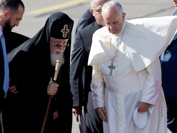 Papa Francisco foi recebido Patriarca da Geórgia, Elías II, ao chegar ao aeroporto de Tbilisi, capital da George, na manhã desta sexta-feira (30) (Foto: Ivan Sekretarev/AP)