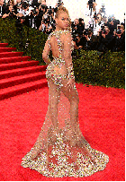 Veja, em 360º, os looks de J.Lo, Kim Kardashian e Beyoncé no MET 