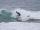 Cauã Reymond surfa na praia da Barra, Zona Oeste do Rio