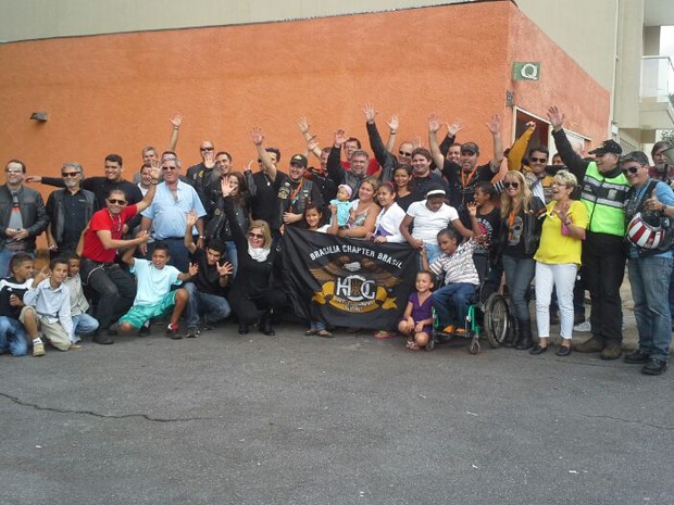 Membros de motoclube fazem ação em ONG em Brasília (Foto: ONG Vida Positiva/Reprodução)