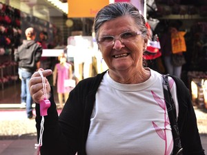 Neuza Merlo, 68 anos, recebe apito de campanha contra assédio de mulheres em Campinas (Foto: Lucas Jerônimo/G1)