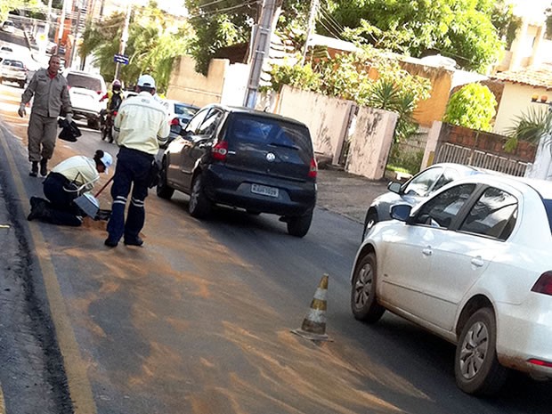 Óleo derramado na rua em Cuiabá (Foto: Tita Mara Teixeira/G1)