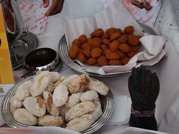 Acarajé e bolinho de estudante Bahia (Foto: Lílian Marques/ G1)