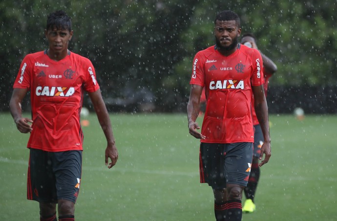 Gabriel treinou sob forte chuva nesta quinta-feira, no Ninho (Foto: Gilvan de Souza/Flamengo)