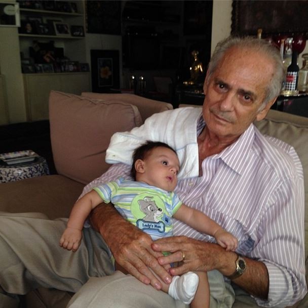 Beth Szafir posta foto do neto com o avô (Foto: Instagram/Reprodução)