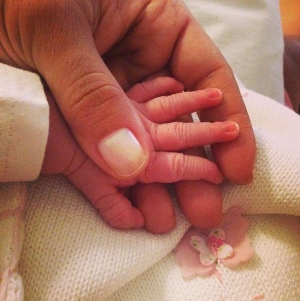 Nívea Stelmann mostra mão da filha (Foto: Instagram/Reprodução)