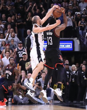 Manu Ginobili dá toco em James Harden no último lance da vitória dos Spurs sobre os Rockets (Foto: Getty Images)