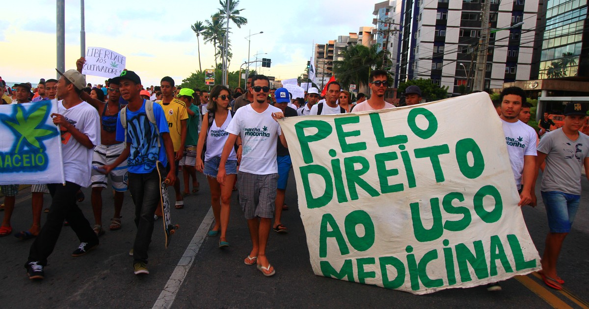 G1 Marcha da Maconha reúne dezenas de pessoas na orla de Maceió AL