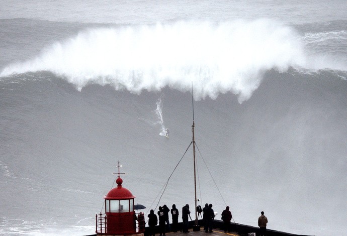Carlos Burle surfe ondas gigantes em Portugal (Foto: AFP)
